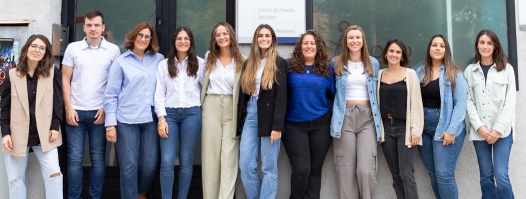 El equipo de APACU a la puerta de la sede