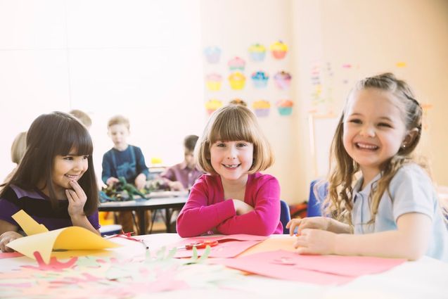 Niñas sonrientes en un aula infantil