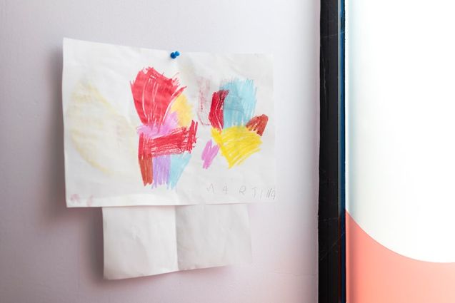 Un dibujo infantil colgado en la pared